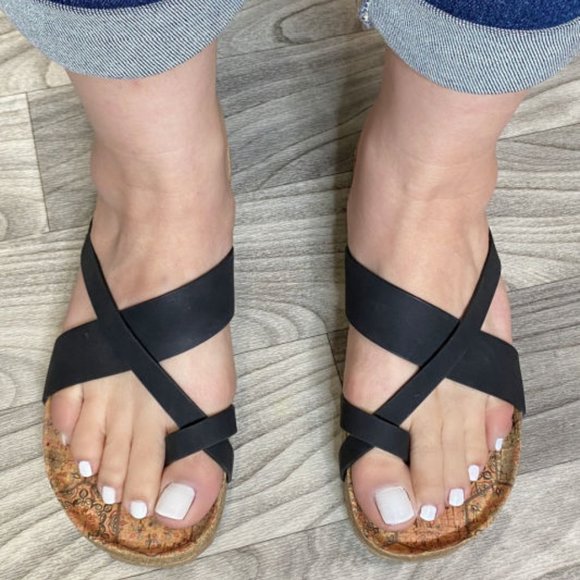 Gypsy Jazz Toe Strap Sandals - Better Be Me, Black - Picture 3 of 6